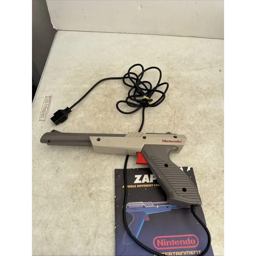 Nintendo NES Zapper Duck Hunt Light Gun Gray NES-005 1985 W/booklet